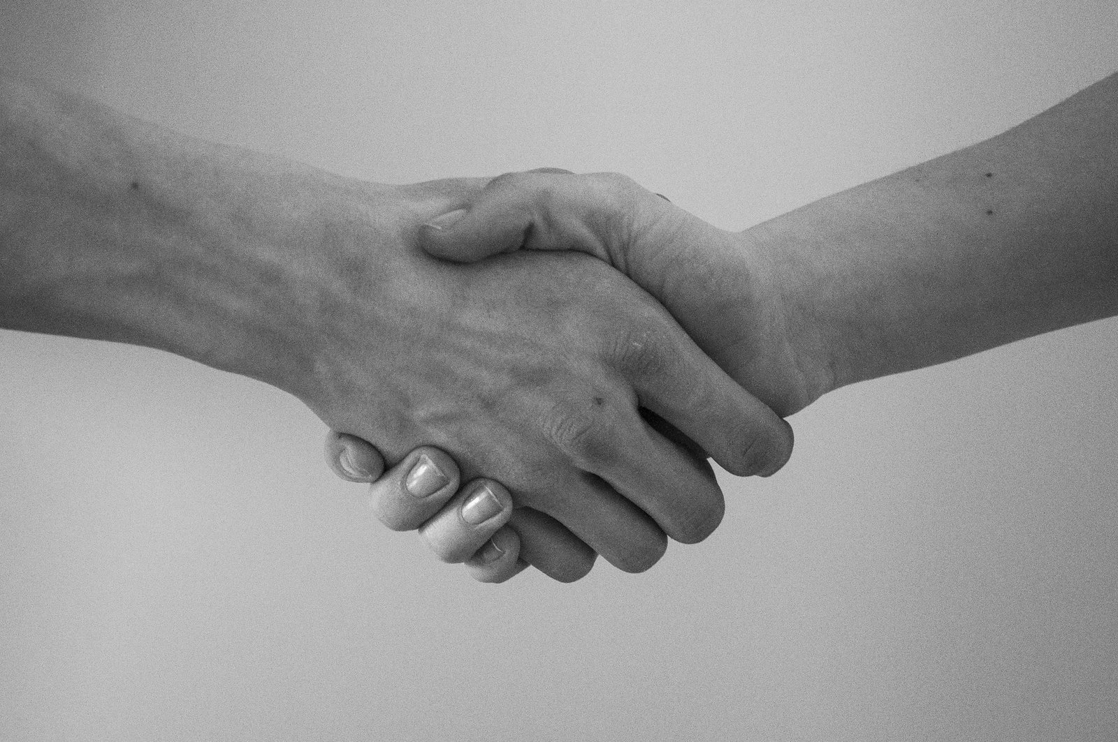 Poignée de main, transmission du savoir-faire en menuiserie extérieure